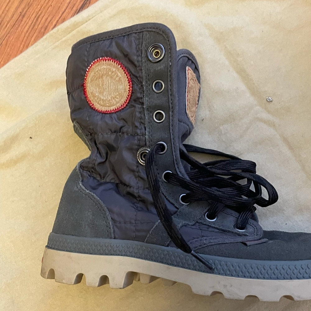 Palladium twill olive boots lace up a bit above the ankle  size 6 fits snug.